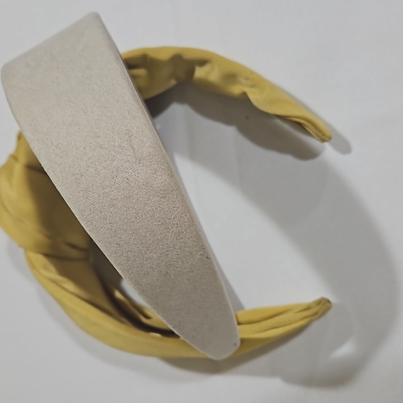 4 piece hair accessory set; Headband 2pc & Scrunchies 2pc. - Picture 5 of 11